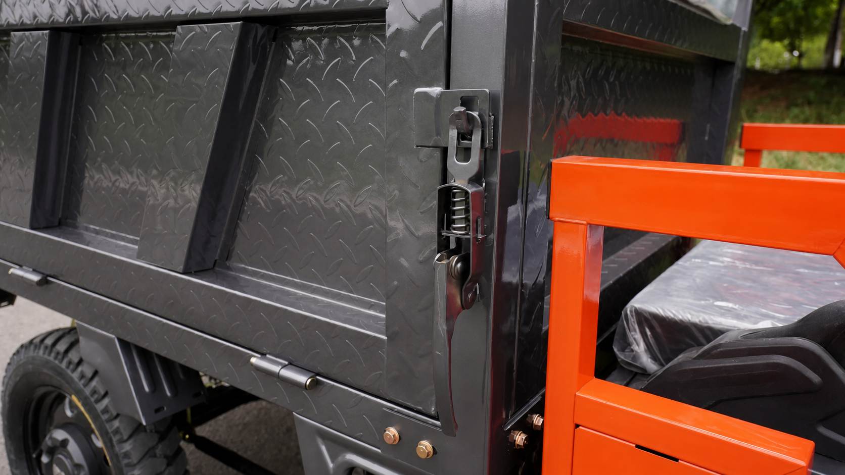 Heavy-Duty Electric Dump Cargo Tricycle | 1.6m Steel Cargo Bed | One-Touch Hydraulic Tipper Heavy-Duty Electric Dump Cargo Tricycle | 1.6m Steel Cargo Bed | One-Touch Hydraulic Tipper