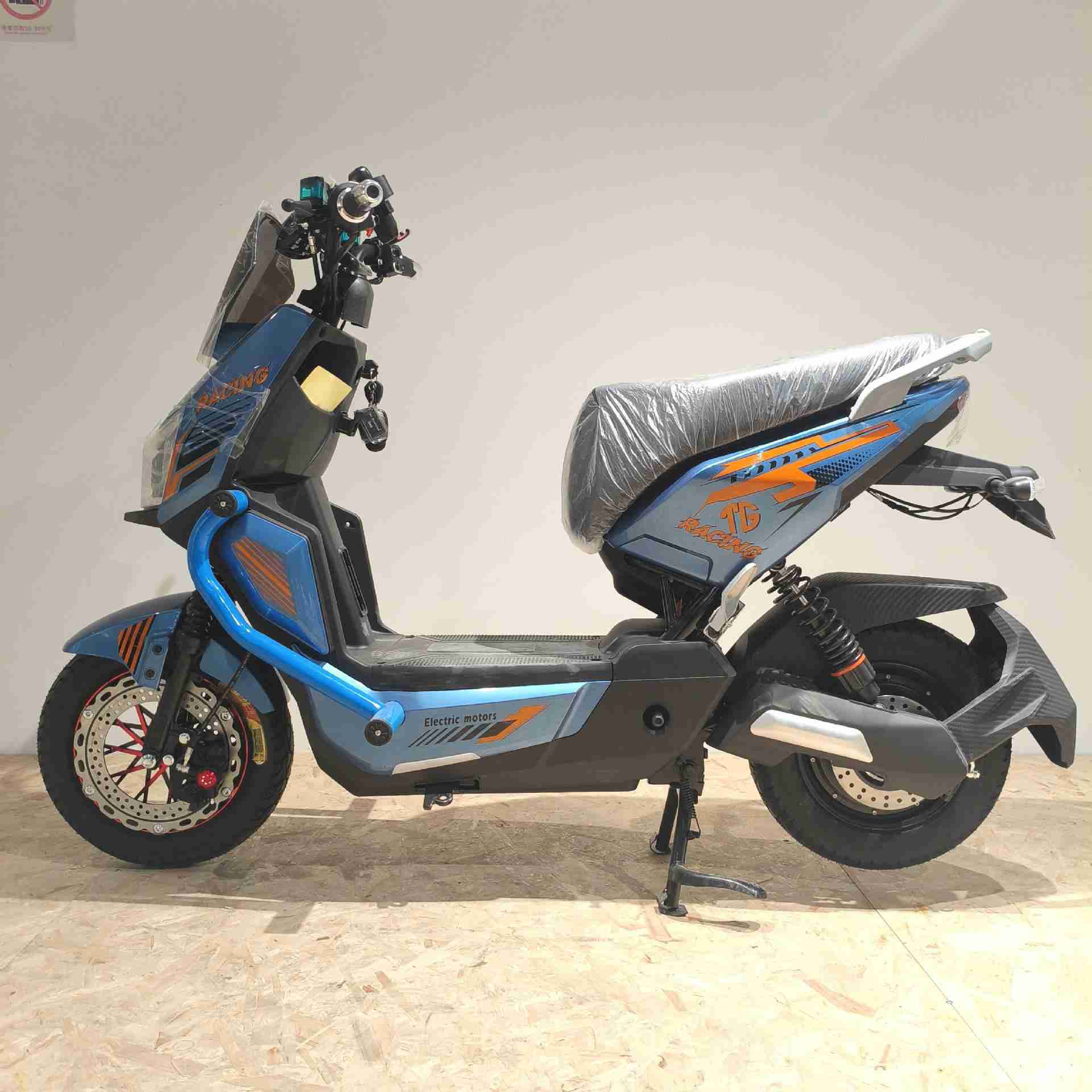 Sport Electric Scooter with Dual Disc Brakes, Wide Tires and Twin Rear Suspension